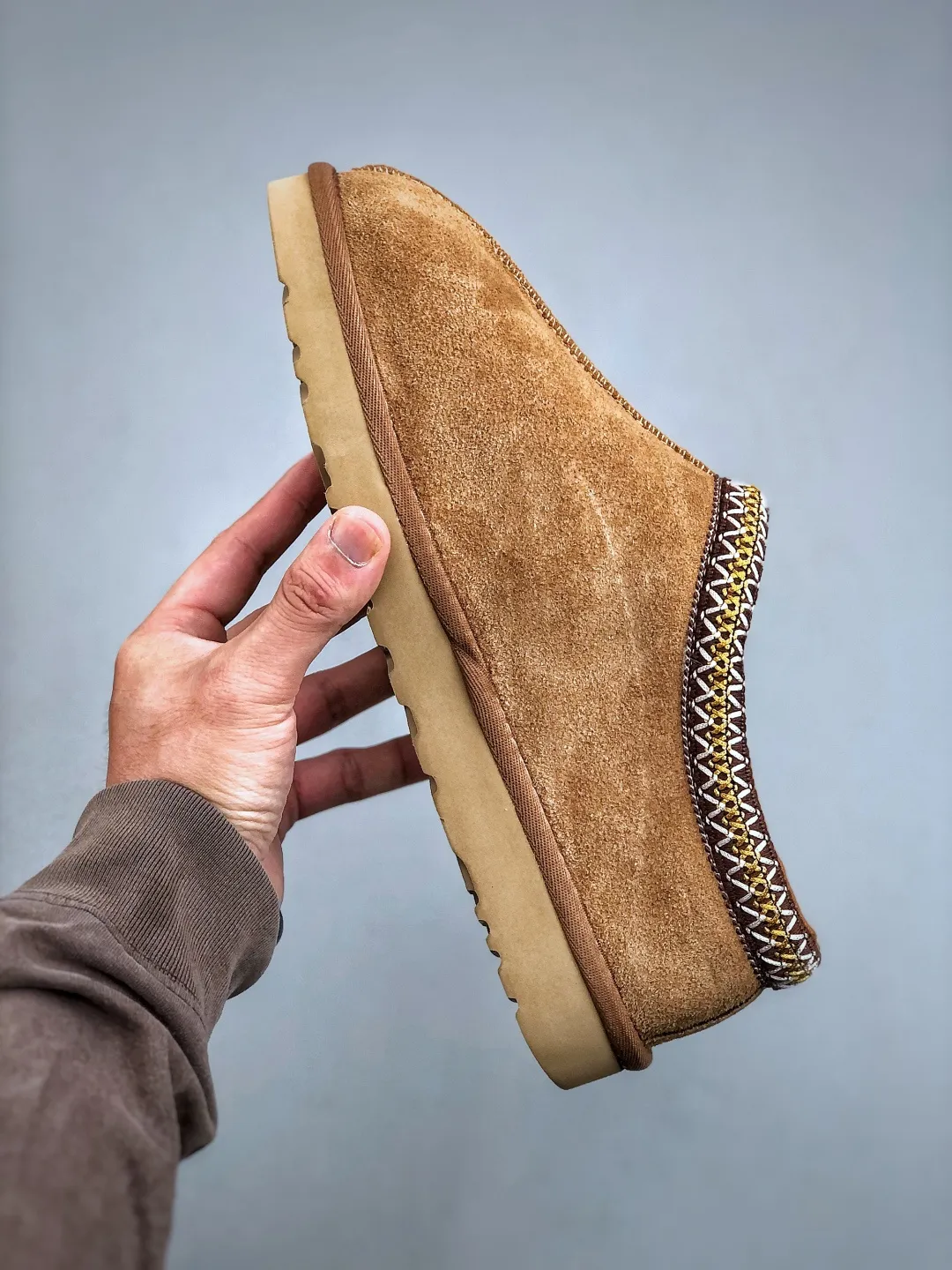 Local self-pickup💰540 supports store placement. The top version on the market. UGG Tazz. Ethnic thin-soled men's and women's models. Xiaohongshu's hot model. Produced by a major foreign trade factory in Guangzhou. Real sheep fur from toe to insole. Independent outer box packaging. Chip. Waterproof process. Different from any version on the market. 5cm thick sole, independently developed original outsole, cashmere insole, keeping warm in winter, suitable for home use. In the new year, uug launched a style series, which is partially geared towards the preferences of young consumers. It has also moved to the forefront of fashion trends. Shoe body material, water-repellent coated suede upper, 17 mm UGGPURE™ implanted wool insole, lightweight non-slip and comfortable rubber outsole, with brand LOGO and trademark, with full package Size: 35 36 37 38 39 40 41 42 43 44 45